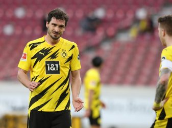 Mats Hummels muss entkräftet ausgewechselt werden Mats Hummels muss entkräftet ausgewechselt werden