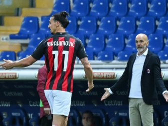 Zlatan Ibrahimovic wird mit rot vom Platz geschickt Zlatan Ibrahimovic wird mit rot vom Platz geschickt