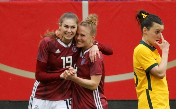 Jule Brand (l.) feiert ein Traumdebüt 