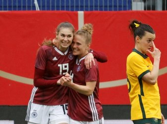 Jule Brand (l.) feiert ein Traumdebüt Jule Brand (l.) feiert ein Traumdebüt