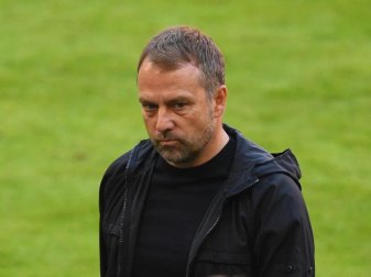 Trainer Hansi Flick und die Bayern reisen in vielerlei Hinsicht angeschlagen nach Paris. Foto: Andreas Gebert/Reuters-Pool/dpa Trainer Hansi Flick und die Bayern reisen in vielerlei Hinsicht angeschlagen nach Paris. Foto: Andreas Gebert/Reuters-Pool/dpa