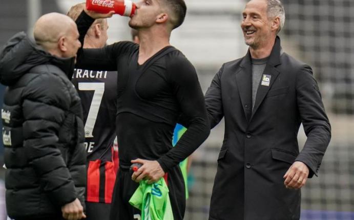Ist mit Frankfurt auf Kurs Champions League: Eintracht-Coach Adi Hütter (r). Foto: Thomas Frey/dpa