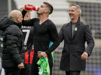 Ist mit Frankfurt auf Kurs Champions League: Eintracht-Coach Adi Hütter (r). Foto: Thomas Frey/dpa Ist mit Frankfurt auf Kurs Champions League: Eintracht-Coach Adi Hütter (r). Foto: Thomas Frey/dpa