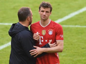 Bediente Bayern: Trainer Hansi Flick (l) und Vize-Kapitän Thomas Müller nach dem 1:1 gegen Union Berlin. Foto: Andreas Gebert/Reuters-Pool/dpa Bediente Bayern: Trainer Hansi Flick (l) und Vize-Kapitän Thomas Müller nach dem 1:1 gegen Union Berlin. Foto: Andreas Gebert/Reuters-Pool/dpa