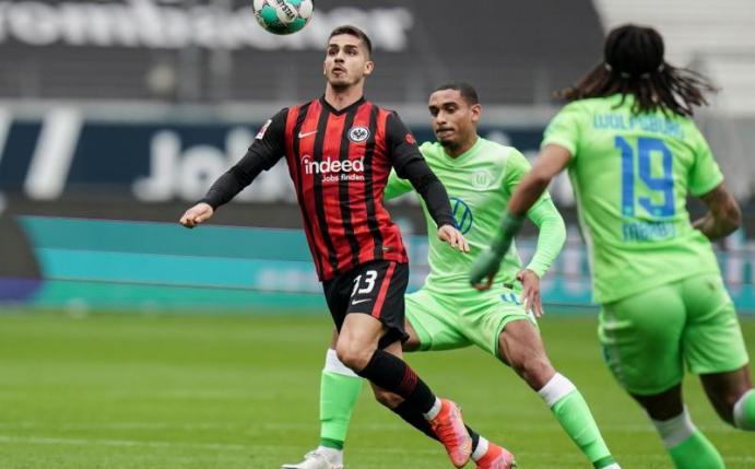 Mit seinem 23. Saisontor kommt André Silva (l) dem Vereinsrekord von Bernd Hölzenbein (26) bei Eintracht Frankfurt immer näher. Foto: Thomas Frey/dpa