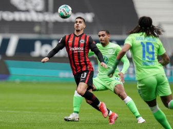 Mit seinem 23. Saisontor kommt André Silva (l) dem Vereinsrekord von Bernd Hölzenbein (26) bei Eintracht Frankfurt immer näher. Foto: Thomas Frey/dpa Mit seinem 23. Saisontor kommt André Silva (l) dem Vereinsrekord von Bernd Hölzenbein (26) bei Eintracht Frankfurt immer näher. Foto: Thomas Frey/dpa