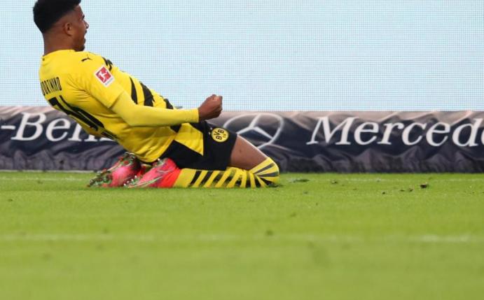 Mercedes-Benz-Arena. Dortmunds Ansgar Knauff bejubelt sein Tor zum 3:2-Sieg. Foto: Tom Weller/dpa