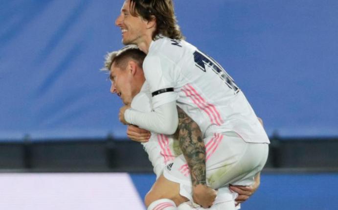 Toni Kroos (l) erzielte das zwischenzeitliche 2:0. Foto: Manu Fernandez/AP/dpa