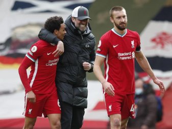 Liverpools Trainer Jürgen Klopp (M) umarmt Trent Alexander-Arnold (l) nach dem Spiel. Foto: Darren Staples/CSM via ZUMA Wire/dpa Liverpools Trainer Jürgen Klopp (M) umarmt Trent Alexander-Arnold (l) nach dem Spiel. Foto: Darren Staples/CSM via ZUMA Wire/dpa