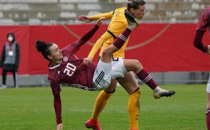 Lina Magull (l) beim Länderspiel im Zweikampf mit Alanna Kennedy aus Australien. Foto: HB-Press-Agency/dpa