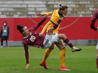Lina Magull (l) beim Länderspiel im Zweikampf mit Alanna Kennedy aus Australien. Foto: HB-Press-Agency/dpa Lina Magull (l) beim Länderspiel im Zweikampf mit Alanna Kennedy aus Australien. Foto: HB-Press-Agency/dpa