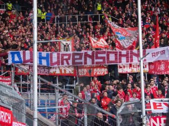 Fans halten ein Banner mit der Aufschrift «Du Hurensohn!» gegen Dietmar Hopp, Mäzen des TSG 1899 Hoffenheim. Foto: Tom Weller/dpa Fans halten ein Banner mit der Aufschrift «Du Hurensohn!» gegen Dietmar Hopp, Mäzen des TSG 1899 Hoffenheim. Foto: Tom Weller/dpa