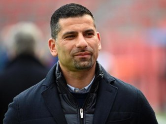 Schalkes Trainer Dimitrios Grammozis stellt sich vor dem Spiel den Fragen der Journalisten. Foto: Federico Gambarini/dpa Schalkes Trainer Dimitrios Grammozis stellt sich vor dem Spiel den Fragen der Journalisten. Foto: Federico Gambarini/dpa