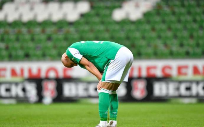 Bremens Abwehrspieler Ömer Toprak fällt mit einem Muskelfaserriss in der linken Wade mehrere Wochen aus. Foto: Martin Meissner/AP-Pool/dpa