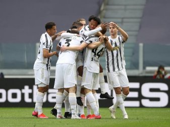 Dejan Kulusevski (2.v.r) jubelt zusammen mit seinen Teamkollegen von Juventus Turin über das erste Tor. Foto: Jonathan Moscrop/CSM via ZUMA Wire/dpa Dejan Kulusevski (2.v.r) jubelt zusammen mit seinen Teamkollegen von Juventus Turin über das erste Tor. Foto: Jonathan Moscrop/CSM via ZUMA Wire/dpa