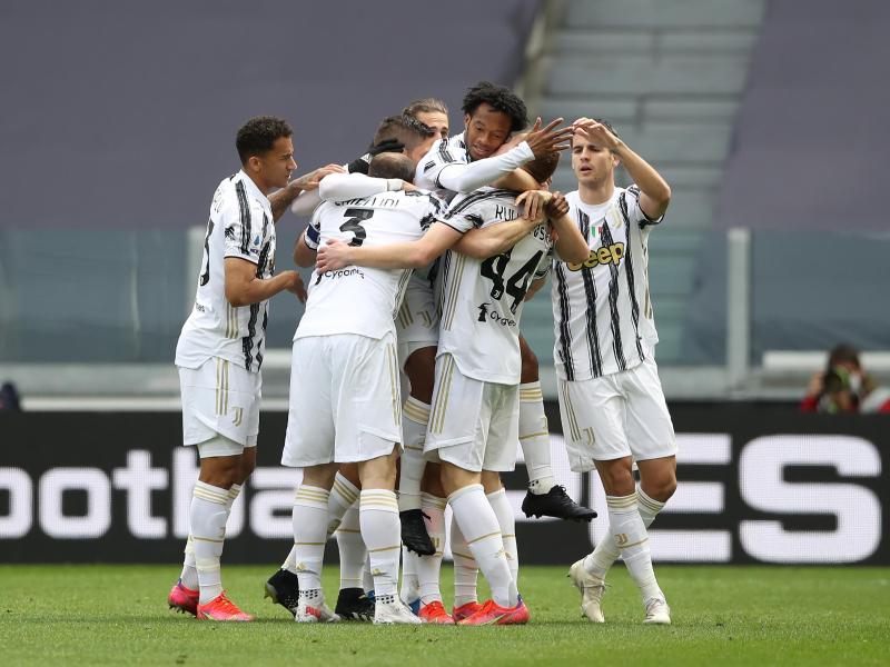 Dejan Kulusevski (2.v.r) jubelt zusammen mit seinen Teamkollegen von Juventus Turin über das erste Tor. Foto: Jonathan Moscrop/CSM via ZUMA Wire/dpa