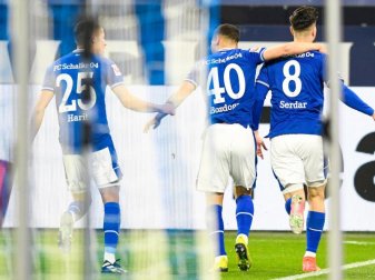 Schalkes Torschütze Suat Serdar (r-l), Can Bozdogan und Amine Harit jubeln über Serdars Treffer zum 1:0. Foto: Bernd Thissen/dpa Schalkes Torschütze Suat Serdar (r-l), Can Bozdogan und Amine Harit jubeln über Serdars Treffer zum 1:0. Foto: Bernd Thissen/dpa