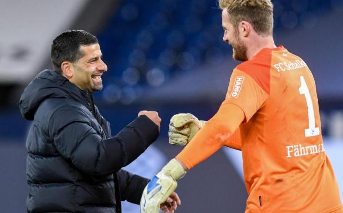 Schalkes Trainer Dimitrios Grammozis und Torwart Ralf Fährmann geben sich nach dem Spiel die Faust. Foto: Bernd Thissen/dpa