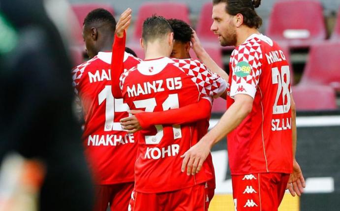 Die Mainzer Spieler bejubeln den zwischenzeitlichen Ausgleich zum 2:2. Foto: Thilo Schmuelgen/Reuters-Pool/dpa