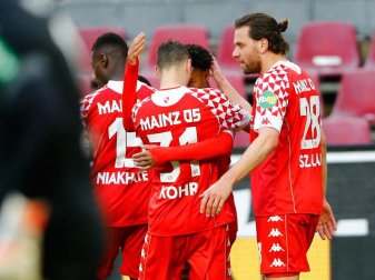 Die Mainzer Spieler bejubeln den zwischenzeitlichen Ausgleich zum 2:2. Foto: Thilo Schmuelgen/Reuters-Pool/dpa Die Mainzer Spieler bejubeln den zwischenzeitlichen Ausgleich zum 2:2. Foto: Thilo Schmuelgen/Reuters-Pool/dpa