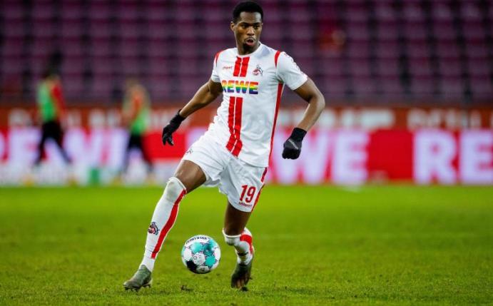 Kölns Kingsley Ehizibue spielt den Ball. Foto: Rolf Vennenbernd/dpa/Archivbild