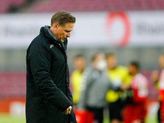 Kölns Trainer Markus Gisdol geht nach dem Spiel mit gesenktem Kopf über den Platz. Foto: Thilo Schmuelgen/Reuters-Pool/dpa