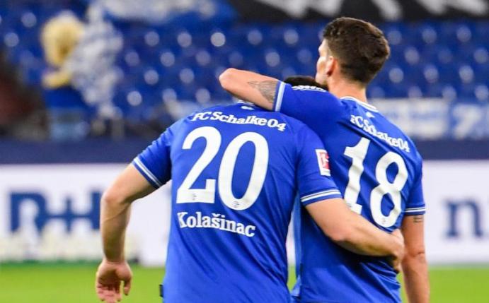 Schalkes Abwehrspieler Sead Kolasniac und Schalkes Stürmer Goncalo Paciencia freuen sich über den Sieg. Foto: Bernd Thissen/dpa