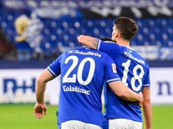 Schalkes Abwehrspieler Sead Kolasniac und Schalkes Stürmer Goncalo Paciencia freuen sich über den Sieg. Foto: Bernd Thissen/dpa Schalkes Abwehrspieler Sead Kolasniac und Schalkes Stürmer Goncalo Paciencia freuen sich über den Sieg. Foto: Bernd Thissen/dpa