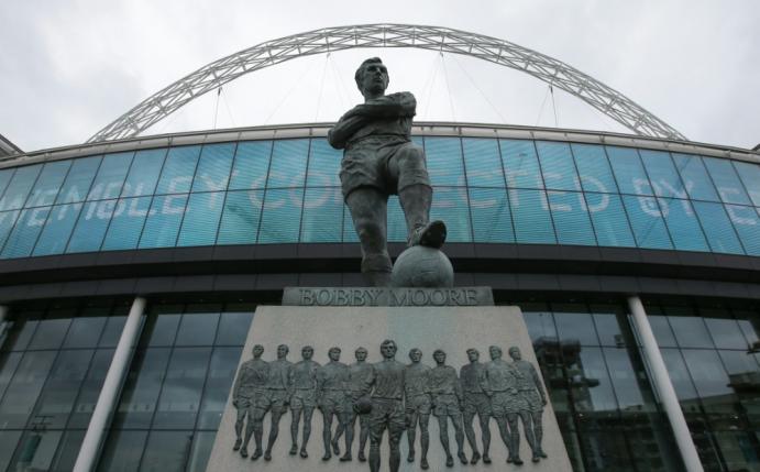 Als Statue wurde Bobby Moore mehrfach verewigt