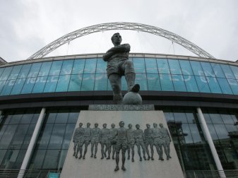 Als Statue wurde Bobby Moore mehrfach verewigt Als Statue wurde Bobby Moore mehrfach verewigt
