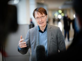 Karl Lauterbach (SPD), Gesundheitspolitiker, spricht im Bundestag zu Medienvertretern. Foto: Kay Nietfeld/dpa
