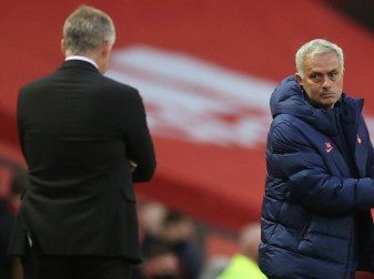 Mourinho (r.) attackiert Trainerkollege Solskjaer Mourinho (r.) attackiert Trainerkollege Solskjaer