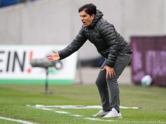 Bleibt trotz anhaltender Krise Trainer bei Hannover 96: Kenan Kocak. Foto: Swen Pförtner/dpa Bleibt trotz anhaltender Krise Trainer bei Hannover 96: Kenan Kocak. Foto: Swen Pförtner/dpa