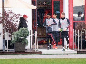 Die Spieler von Bayern München begeben sich zum Abschlusstraining. Foto: Matthias Balk/dpa Die Spieler von Bayern München begeben sich zum Abschlusstraining. Foto: Matthias Balk/dpa