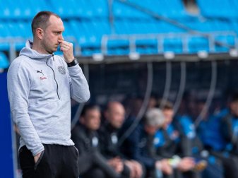 Sorgt sich wegen der erneuten Quarantäne für Holstein Kiel um den Zustand seiner Spieler: Trainer Ole Werner. Foto: Guido Kirchner/dpa Sorgt sich wegen der erneuten Quarantäne für Holstein Kiel um den Zustand seiner Spieler: Trainer Ole Werner. Foto: Guido Kirchner/dpa