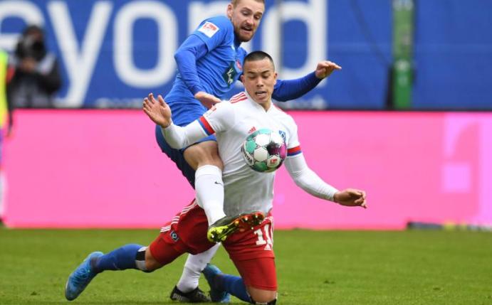 Verlässt den HSV: Angreifer Bobby Wood (vorne). Foto: Daniel Reinhardt/dpa