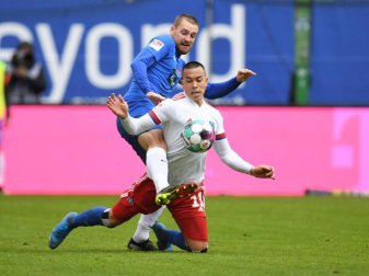 Verlässt den HSV: Angreifer Bobby Wood (vorne). Foto: Daniel Reinhardt/dpa Verlässt den HSV: Angreifer Bobby Wood (vorne). Foto: Daniel Reinhardt/dpa