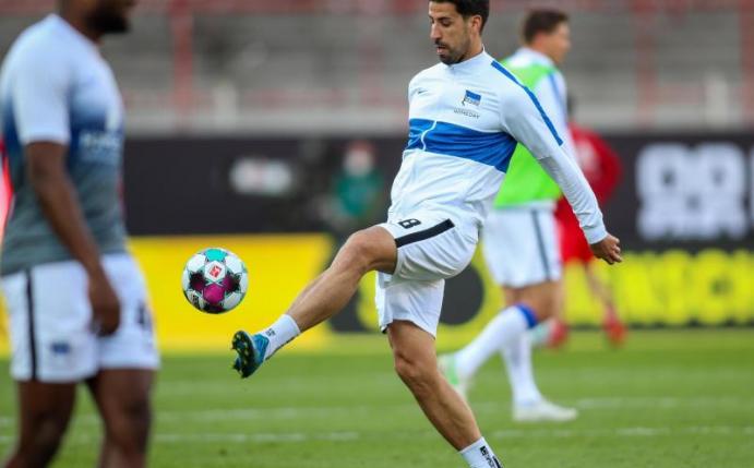 Steht vor seiner Rückkehr in die Startelf von Hertha BSC: Mittelfeldspieler Sami Khedira wärmt sich auf. Foto: Andreas Gora/dpa