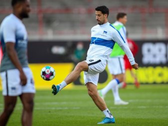 Steht vor seiner Rückkehr in die Startelf von Hertha BSC: Mittelfeldspieler Sami Khedira wärmt sich auf. Foto: Andreas Gora/dpa Steht vor seiner Rückkehr in die Startelf von Hertha BSC: Mittelfeldspieler Sami Khedira wärmt sich auf. Foto: Andreas Gora/dpa