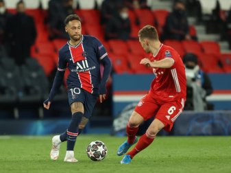 Neymar von PSG (l) und Münchens Joshua Kimmich kämpfen um den Ball. Foto: Sebastien Muylaert/dpa