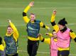 Dortmunds Spieler wissen: Da geht noch was gegen Manchester City. Lukasz Piszczek (l-r), Steffen Tigges, Raphael Guerreiro und Erling Haaland beim Training. Foto: Bernd Thissen/dpa