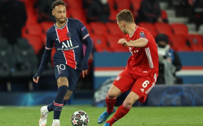 Neymar von Paris Saint-Germain (l) und Joshua Kimmich vom FC Bayern München kämpfen um den Ball. Foto: Sebastien Muylaert/dpa