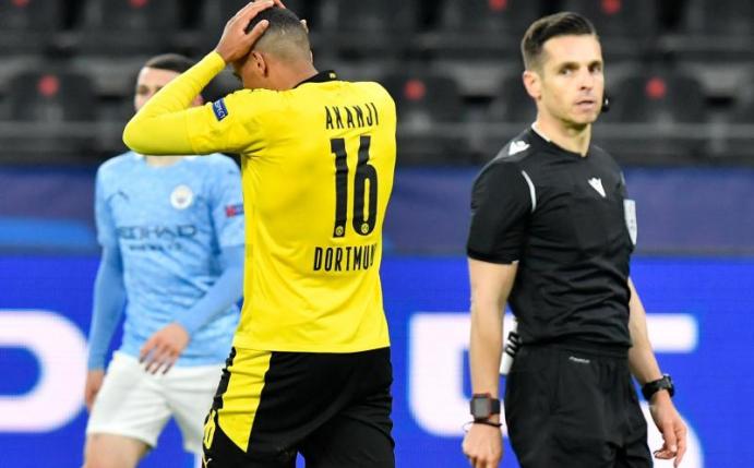 Manuel Akanji (M) greift sich neben Schiedsrichter Carlos del Cerro Grande an den Kopf. Foto: Martin Meissner/AP-Pool/dpa