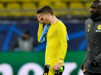 Dortmunds Kapitän Marco Reus (l) verlässt traurig den Platz. Der Tram vom Halbfinale ist geplatzt. Foto: Martin Meissner/AP-Pool/dpa Dortmunds Kapitän Marco Reus (l) verlässt traurig den Platz. Der Tram vom Halbfinale ist geplatzt. Foto: Martin Meissner/AP-Pool/dpa