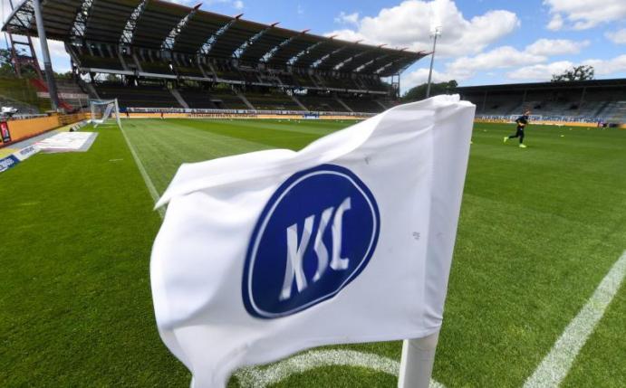 Beim Karlsruher SC sind zwei weitere Spieler positiv auf das Coronavirus getestet worden. Foto: Uli Deck/dpa-Pool/dpa