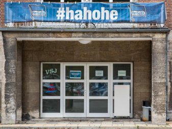 Nach dem vierten Corona-Fall muss das Team von Hertha BSC in eine 14-tägige Quarantäne. Foto: Andreas Gora/dpa Nach dem vierten Corona-Fall muss das Team von Hertha BSC in eine 14-tägige Quarantäne. Foto: Andreas Gora/dpa