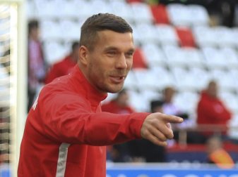Zittert mit dem 1. FC Köln mit: Lukas Podolski. Foto: -/AP/dpa