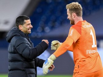 Der Schalker Trainer Dimitrios Grammozis klatscht sich nach dem Sieg gegen Augsburg mit Torwart Ralf Fährmann ab. Foto: Bernd Thissen/dpa
