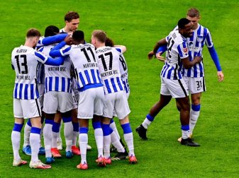 Den Spielern von Hertha BSC steht ein hektischer Schlussspurt in der Fußball-Bundesliga im Mai bevor. Foto: Tobias Schwarz/AFP POOL/dpa Den Spielern von Hertha BSC steht ein hektischer Schlussspurt in der Fußball-Bundesliga im Mai bevor. Foto: Tobias Schwarz/AFP POOL/dpa