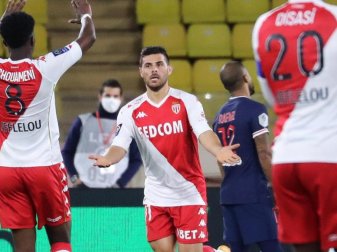 Ist mit AS Monaco in der Ligue 1 auf Rang drei: Kevin Volland (M) feiert ein Tor für die Monegassen. Foto: Valery Hache/AFP/dpa